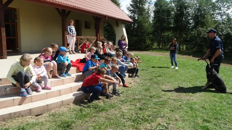Funkcjonariusze spotkali się z dziećmi na półkoloniach (zdjęcia)