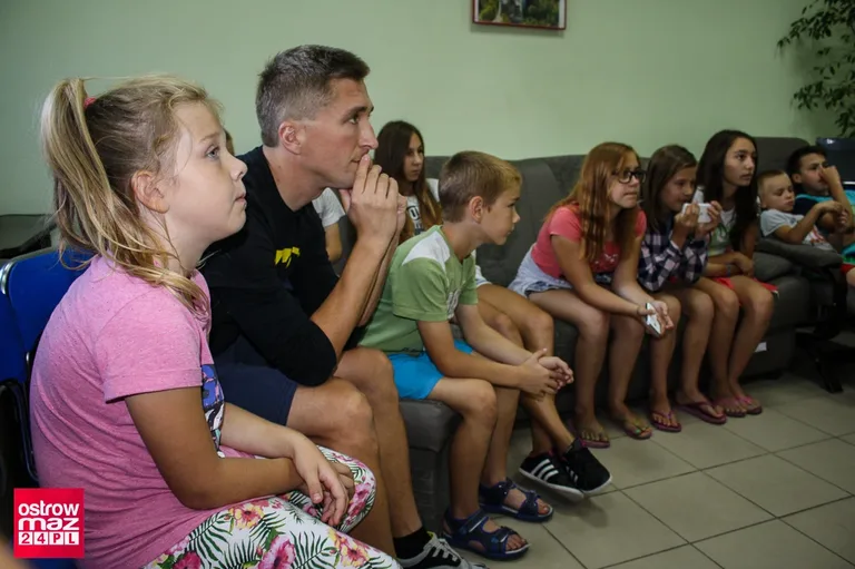 Ratownik medyczny w świetlicy (zdjęcia)