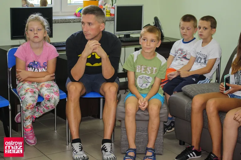 Ratownik medyczny w świetlicy (zdjęcia)