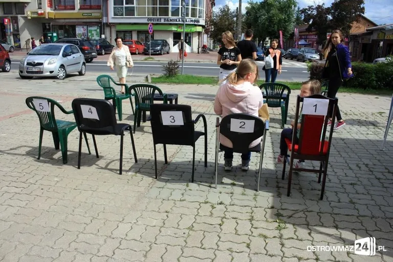 Ostrowianie wybierają krzesła do teatru (zdjęcia)