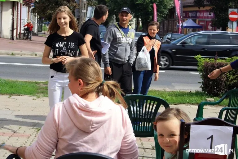 Ostrowianie wybierają krzesła do teatru (zdjęcia)
