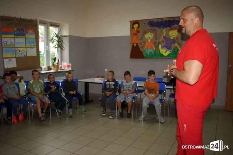 Ratownik wodny z wizytą u dzieci (zdjęcia)