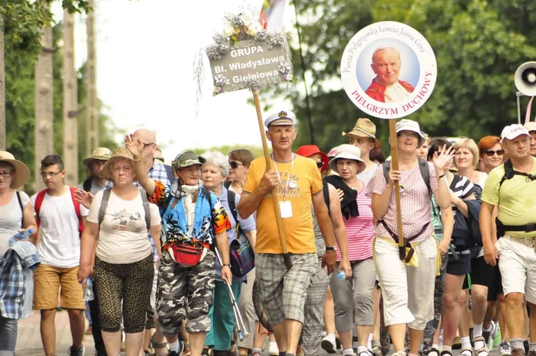 Pielgrzymi na maryjnym szlaku (zdjęcia)