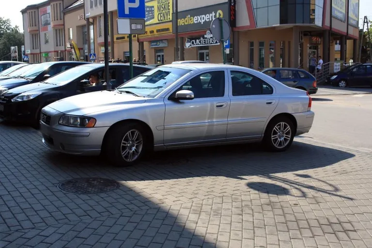 Mistrzowie parkowania przy dworcu (zdjęcia)