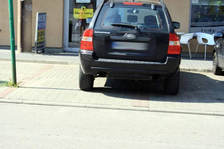 Mistrzowie parkowania przy dworcu (zdjęcia)