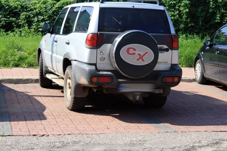 Mistrzowie parkowania przy dworcu (zdjęcia)