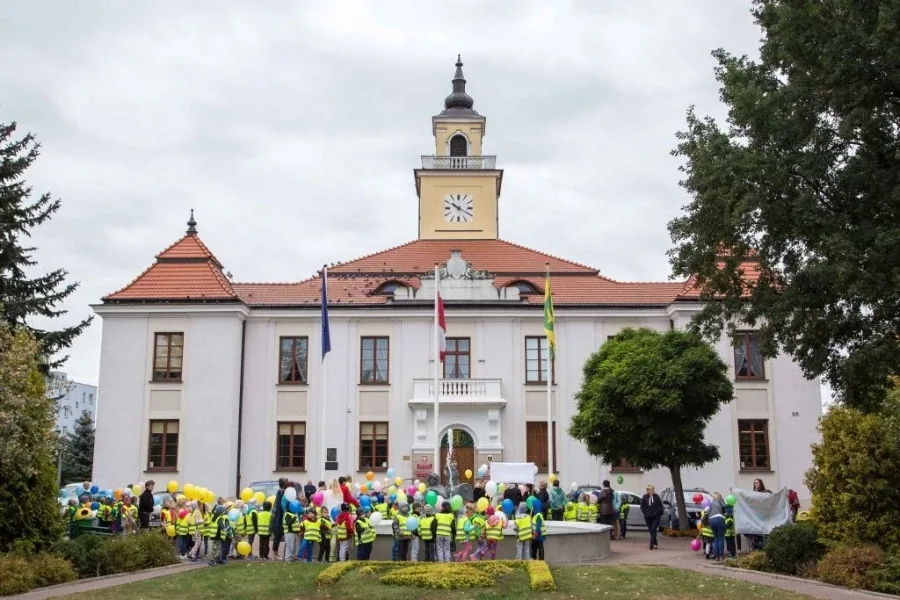 Przedszkolaki przed ratuszem (zdjęcia)