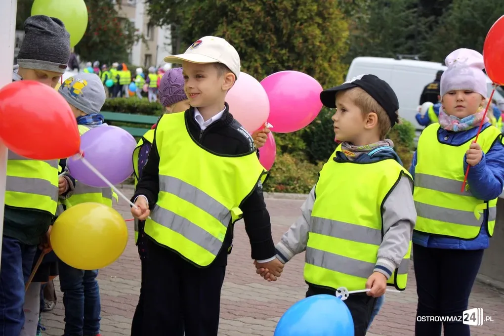 Przedszkolaki przed ratuszem (zdjęcia)