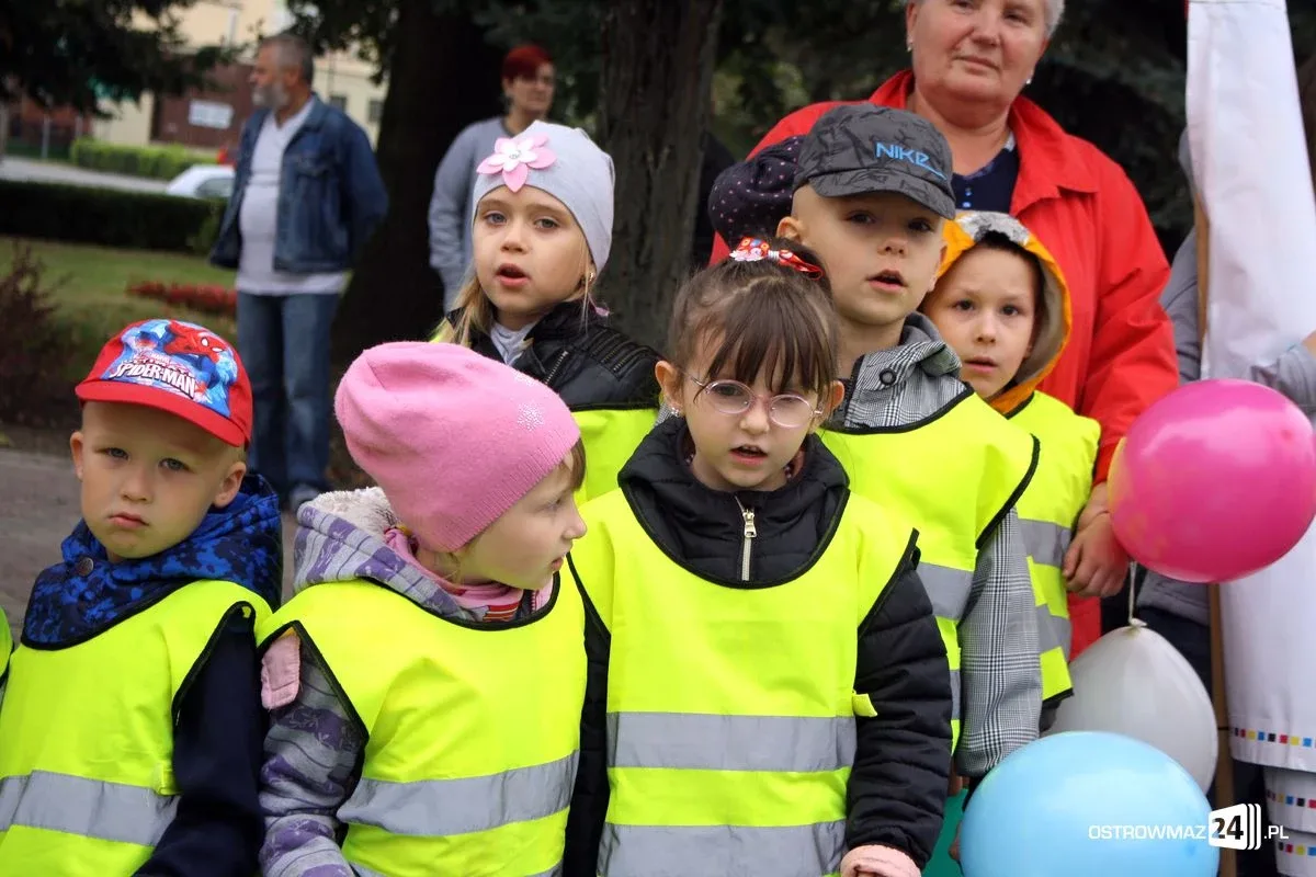 Przedszkolaki przed ratuszem (zdjęcia)