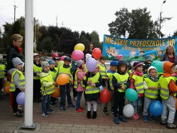 Przedszkolaki przed ratuszem (zdjęcia)