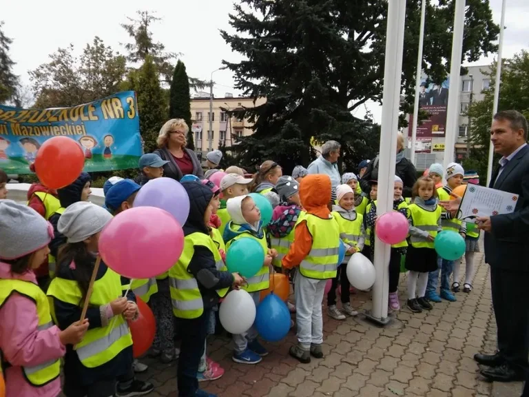 Przedszkolaki przed ratuszem (zdjęcia)