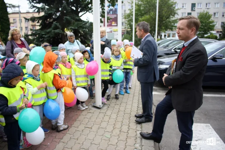 Przedszkolaki przed ratuszem (zdjęcia)