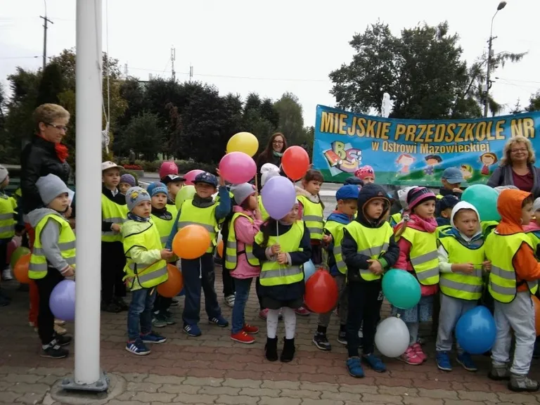 Przedszkolaki przed ratuszem (zdjęcia)