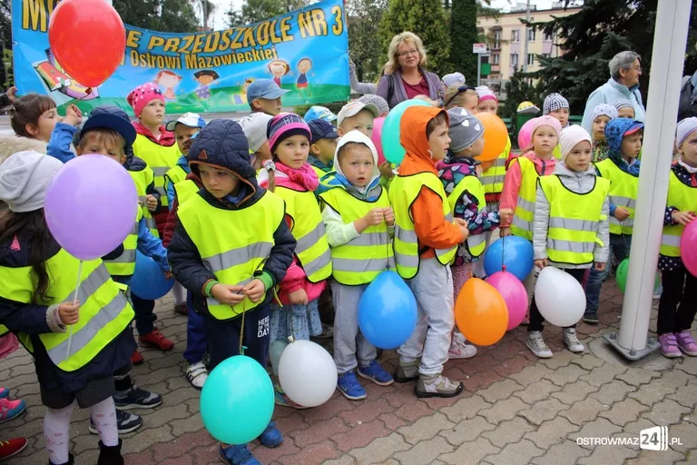 Przedszkolaki przed ratuszem (zdjęcia)