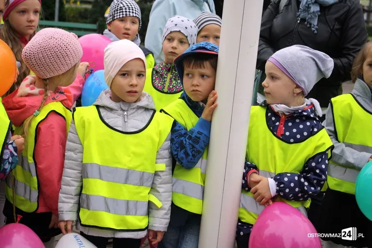 Przedszkolaki przed ratuszem (zdjęcia)