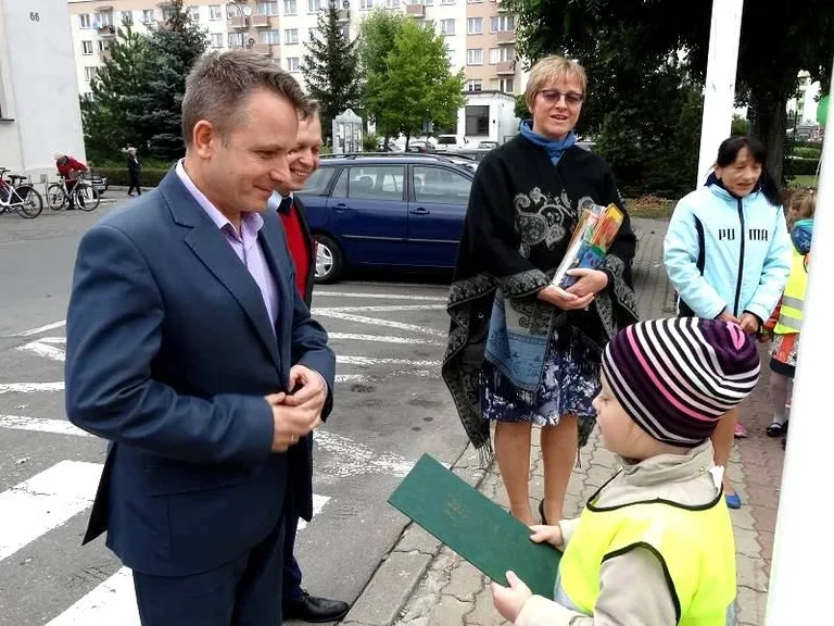 Przedszkolaki przed ratuszem (zdjęcia)