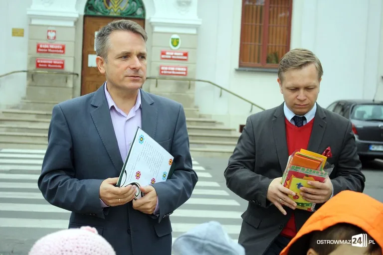 Przedszkolaki przed ratuszem (zdjęcia)