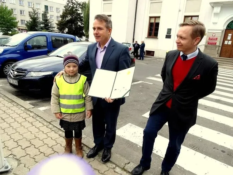 Przedszkolaki przed ratuszem (zdjęcia)