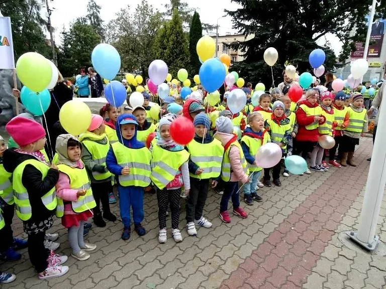 Przedszkolaki przed ratuszem (zdjęcia)