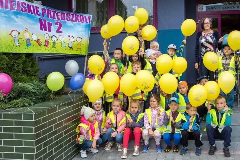 Przedszkolaki przed ratuszem (zdjęcia)