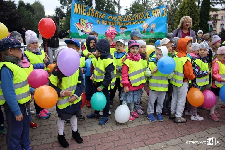 Przedszkolaki przed ratuszem (zdjęcia)