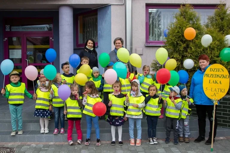 Przedszkolaki przed ratuszem (zdjęcia)