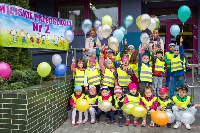 Przedszkolaki przed ratuszem (zdjęcia)