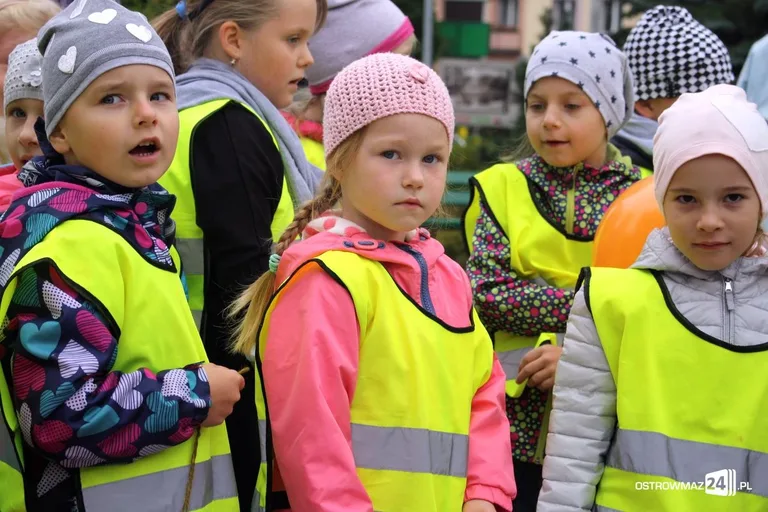 Przedszkolaki przed ratuszem (zdjęcia)