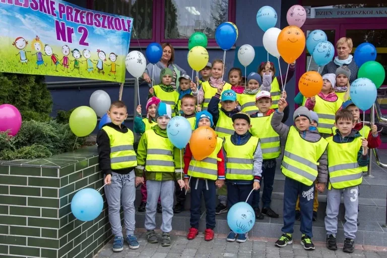 Przedszkolaki przed ratuszem (zdjęcia)