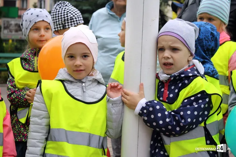 Przedszkolaki przed ratuszem (zdjęcia)