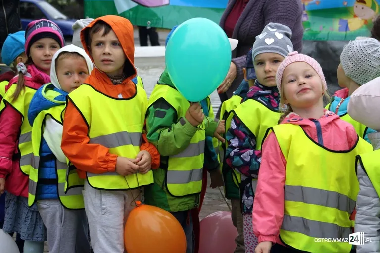 Przedszkolaki przed ratuszem (zdjęcia)