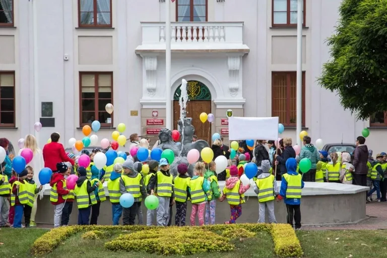 Przedszkolaki przed ratuszem (zdjęcia)