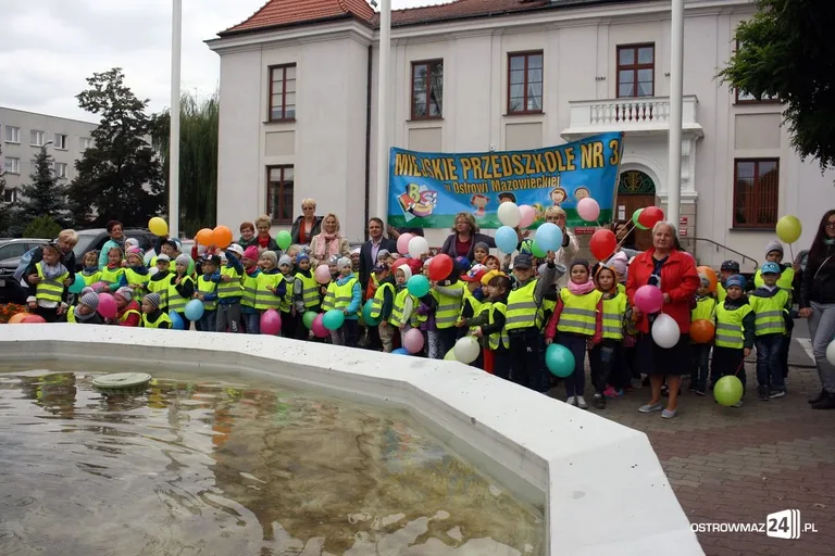 Przedszkolaki przed ratuszem (zdjęcia)