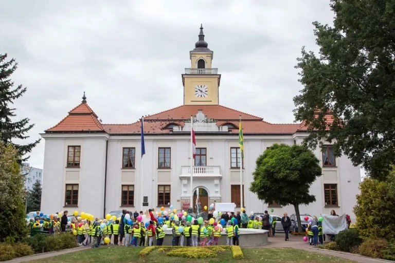 Przedszkolaki przed ratuszem (zdjęcia)