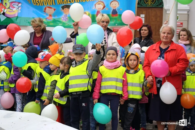 Przedszkolaki przed ratuszem (zdjęcia)