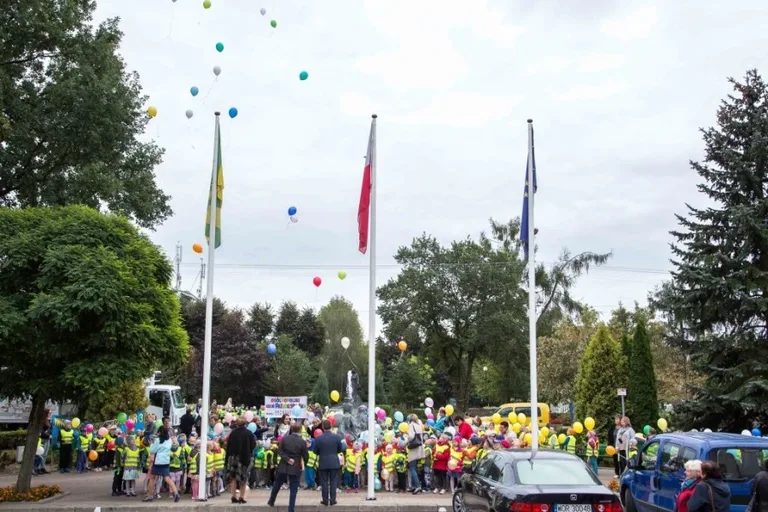 Przedszkolaki przed ratuszem (zdjęcia)