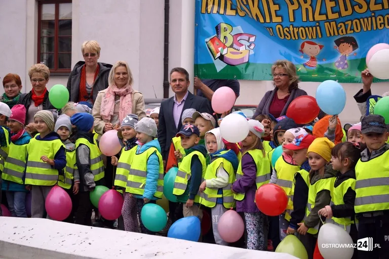 Przedszkolaki przed ratuszem (zdjęcia)