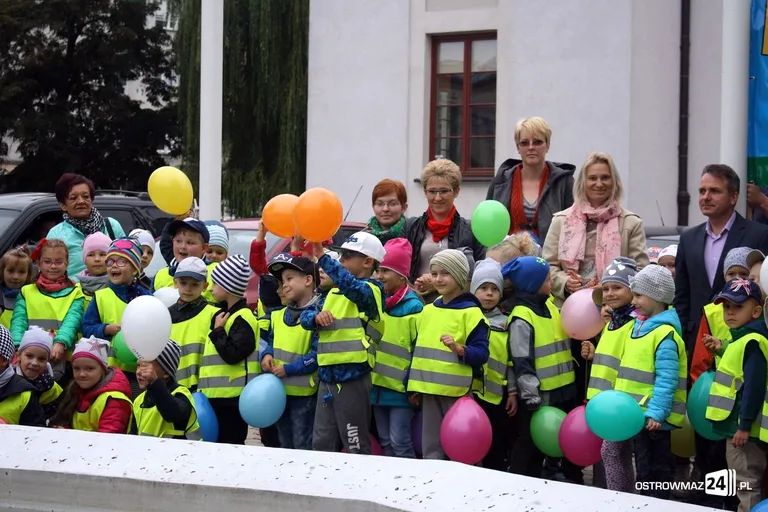 Przedszkolaki przed ratuszem (zdjęcia)