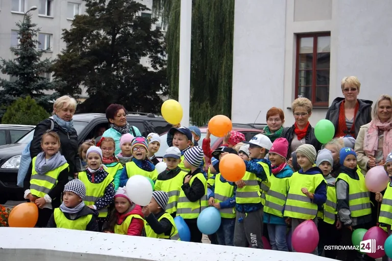 Przedszkolaki przed ratuszem (zdjęcia)