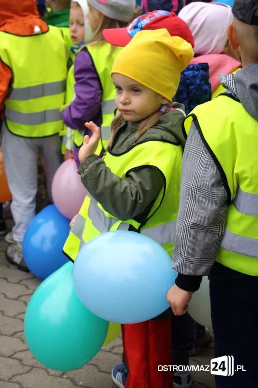 Przedszkolaki przed ratuszem (zdjęcia)