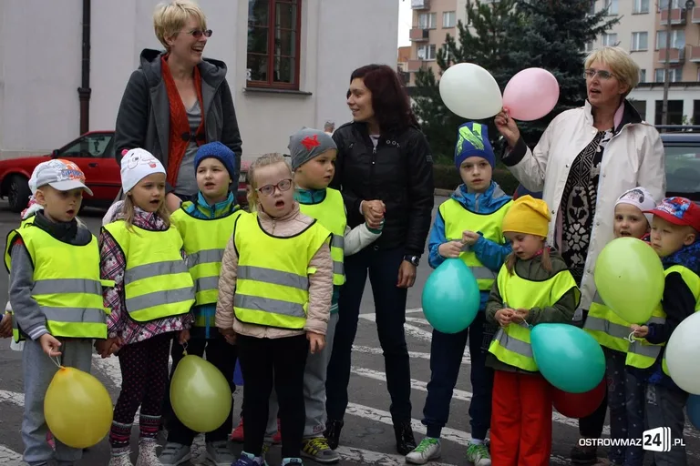 Przedszkolaki przed ratuszem (zdjęcia)