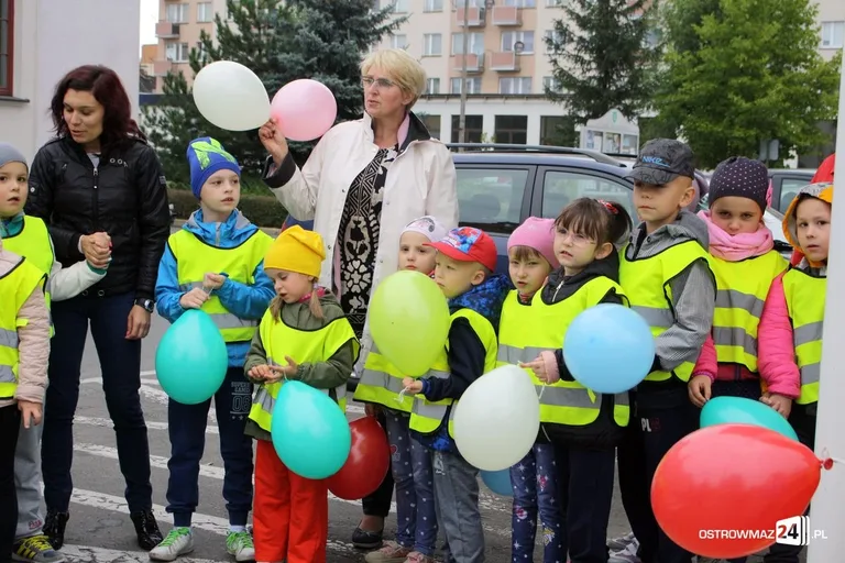 Przedszkolaki przed ratuszem (zdjęcia)