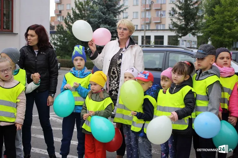 Przedszkolaki przed ratuszem (zdjęcia)