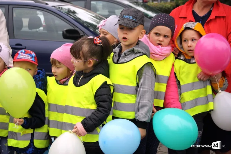 Przedszkolaki przed ratuszem (zdjęcia)