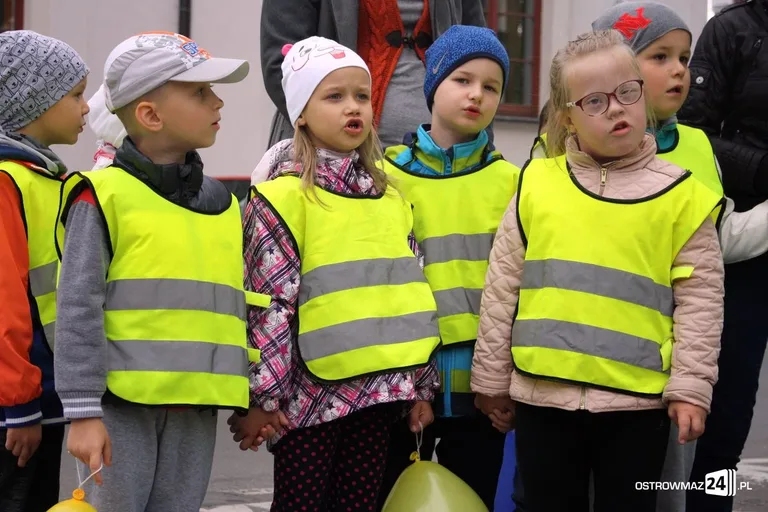 Przedszkolaki przed ratuszem (zdjęcia)