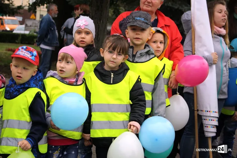 Przedszkolaki przed ratuszem (zdjęcia)
