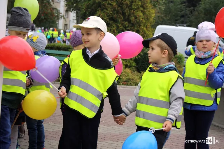 Przedszkolaki przed ratuszem (zdjęcia)
