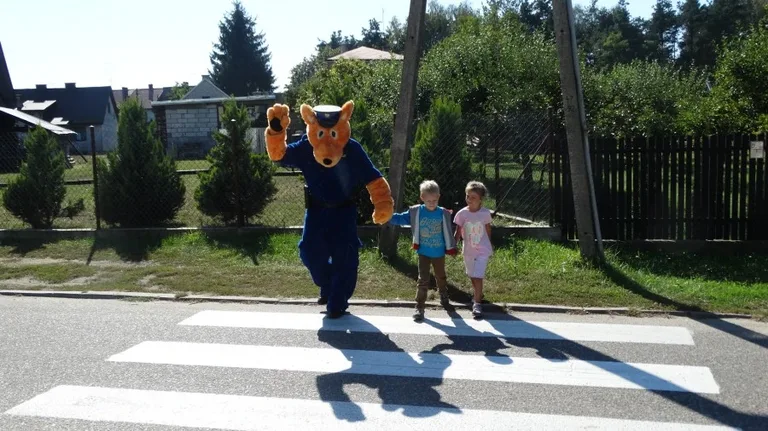 Policjanci odwiedzają dzieci (zdjęcia)