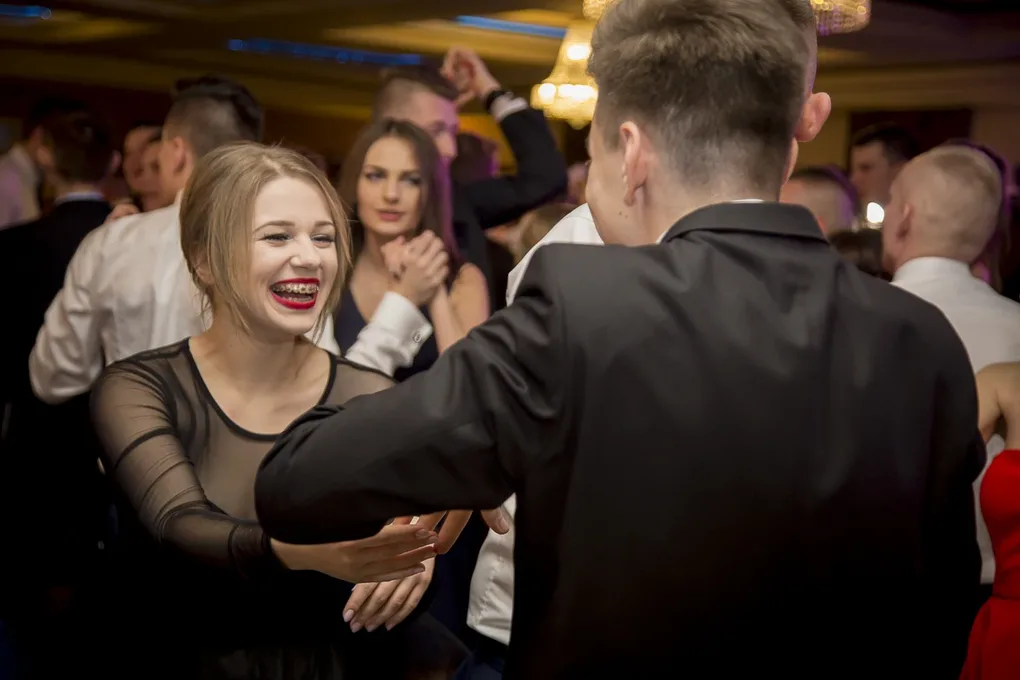 Podróż w czasie. Studniówka "Kopernika" (zdjęcia, wideo)