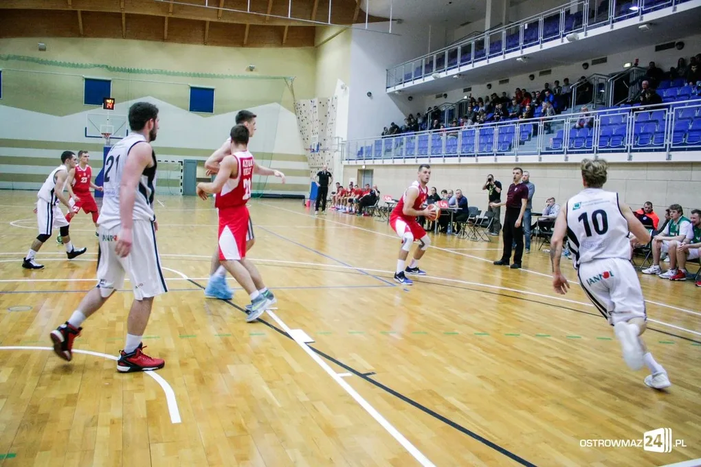 Przełamanie Sokoła w starciu z KU AZS UJK Kielce (zdjęcia)